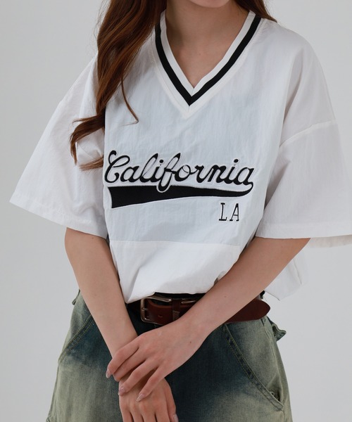 FUNALIVE(ファンアライブ)の「ABETTOR チームロゴ風ラインVネッククロップドトップス 半袖(Tシャツ/カットソー・レディース・ブラック/ホワイト・FREE)」の6枚目の写真