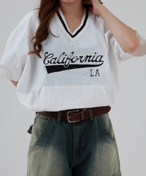 FUNALIVE(ファンアライブ)の「ABETTOR チームロゴ風ラインVネッククロップドトップス 半袖(Tシャツ/カットソー・レディース・ブラック/ホワイト・FREE)」の7枚目の写真