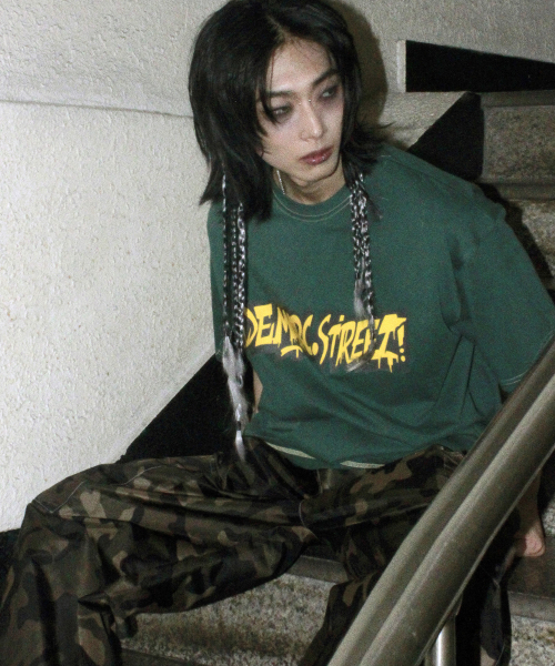 DEMARC（ドゥマーク）の「M text graffiti boxy short sleeve tee- khaki（Tシャツ/カットソー・メンズ・その他・MEDIUM/LARGE）」の2枚目の写真