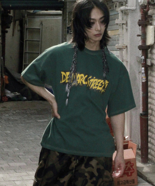 DEMARC（ドゥマーク）の「M text graffiti boxy short sleeve tee- khaki（Tシャツ/カットソー・メンズ・その他・MEDIUM/LARGE）」の3枚目の写真