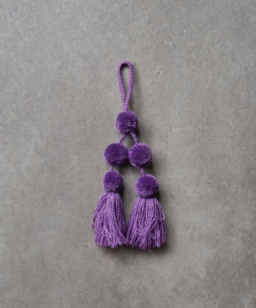 ROSE BUD(ローズバッド)の「Letra POM POM CHARM(チャーム・レディース・ブラウン/ブルー/パープル/グリーン・M)」の1枚目の写真
