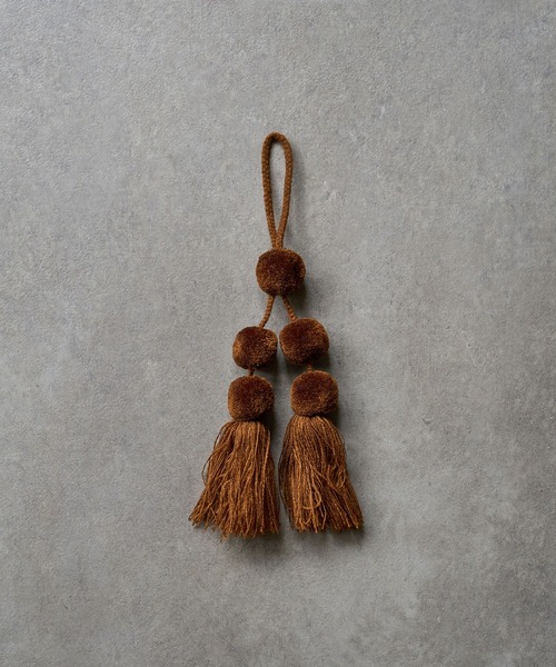 ROSE BUD(ローズバッド)の「Letra POM POM CHARM(チャーム・レディース・ブラウン/ブルー/パープル/グリーン・M)」の2枚目の写真