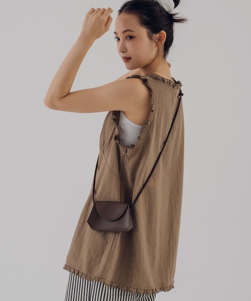 MUHET(ミュエータ)の「2 way synthetic leather mini flap pouch / 2wayシンセティックレザーミニポーチ(ボディバッグ/ウエストポーチ・レディース・ブラウン/ブラック・FREE)」の2枚目の写真