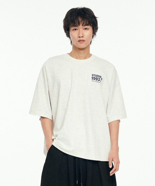 1993STUDIO(1993スタジオ)の「レトロマルチタイポオーバーサイズグラフィックTシャツ_ライトグレー(Tシャツ/カットソー・レディース・その他・SMALL/MEDIUM/LARGE)」の2枚目の写真