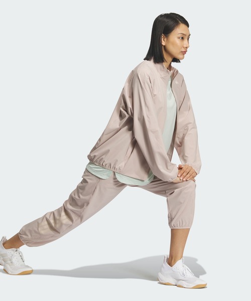 adidas（アディダス）の「トレーニング エッセンシャルズ プラス ルーズフィット ストレッチ ウーブン ジャケット / アディダス adidas（ブルゾン・レディース・ピンク・LARGE/MEDIUM/X-LARGE）」の3枚目の写真