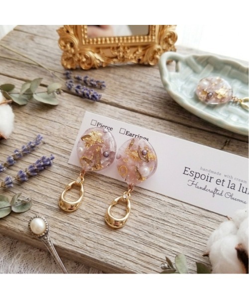 tone(トーン)の「【Espoir et la lune】変形オーバルゴールドチャームのピアス(MA)(ピアス(両耳用)・レディース・ブルー/ブラウン・FREE)」の1枚目の写真