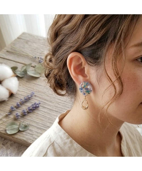 tone(トーン)の「【Espoir et la lune】変形オーバルゴールドチャームのピアス(MA)(ピアス(両耳用)・レディース・ブルー/ブラウン・FREE)」の6枚目の写真