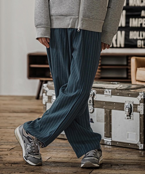 CAMBIO(カンビオ)の「mp15326- Pinstripe Pinched Tuck Wide Straight Pants ワイドストレートパンツ(CAM26AW-025)(その他パンツ・メンズ・ブラック/ネイビー/ブルー・S/M/L)」の1枚目の写真