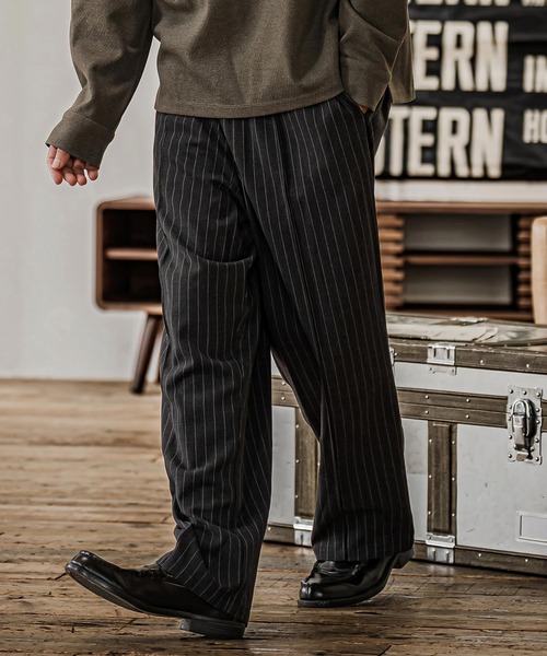 CAMBIO(カンビオ)の「mp15326- Pinstripe Pinched Tuck Wide Straight Pants ワイドストレートパンツ(CAM26AW-025)(その他パンツ・メンズ・ブラック/ネイビー/ブルー・S/M/L)」の2枚目の写真