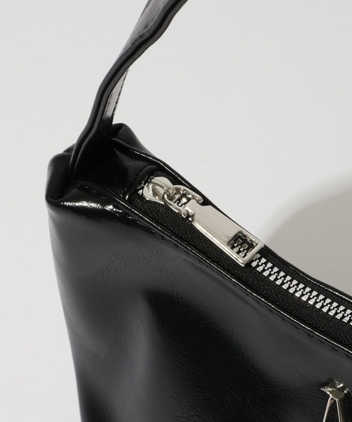 MUCENT(ムセント)の「【MUCENT/ムセント】MORIN METAL LOGO COMPACT SHOULDER BAG UNISEX/モリン メタル ロゴ コンパクト ショルダーバッグ ユニセックス(ショルダーバッグ・レディース・ブラック・FREE)」の8枚目の写真