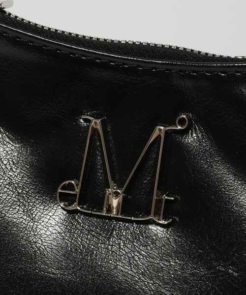 MUCENT(ムセント)の「【MUCENT/ムセント】MORIN METAL LOGO COMPACT SHOULDER BAG UNISEX/モリン メタル ロゴ コンパクト ショルダーバッグ ユニセックス(ショルダーバッグ・レディース・ブラック・FREE)」の2枚目の写真