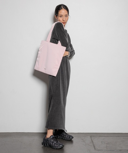 HEREIAM(ヘレイアム)の「【HEREIAM】ムースモールオフショルワンピース(ワンピース・レディース・ライトピンク/チャコール・SMALL/MEDIUM)」の4枚目の写真