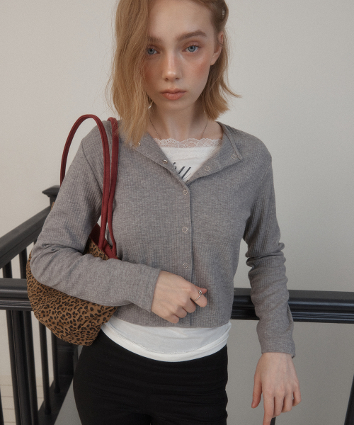 LETERIE(レテリー)の「BASIC BUTTON ROUND CARDIGAN_GREY(カーディガン/ボレロ・レディース・グレー・FREE)」の2枚目の写真