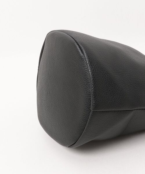 TONE SELECT GOODS(トーンセレクトグッズ)の「Liaa/メタルチャーム付き バケツ型ワンショルダーバッグ A18856(ショルダーバッグ・レディース・ブラウン/ブルー/ブラック・FREE)」の6枚目の写真