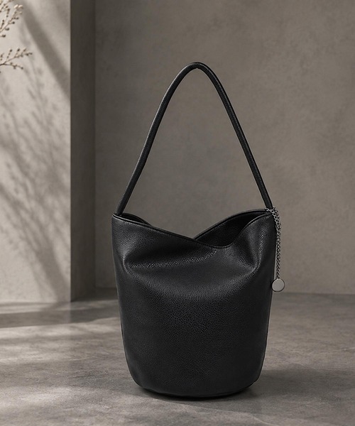 TONE SELECT GOODS(トーンセレクトグッズ)の「Liaa/メタルチャーム付き バケツ型ワンショルダーバッグ A18856(ショルダーバッグ・レディース・ブラウン/ブルー/ブラック・FREE)」の4枚目の写真