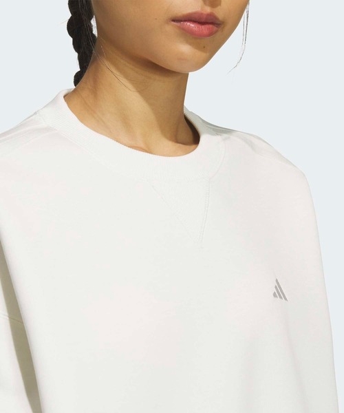 adidas(アディダス)の「エッセンシャルズ プラス スリーストライプス スペーサーニット ルーズフィット クルーネック プルオーバー / トレーナー / アディダス adidas(スウェット・レディース・ホワイト・MEDIUM/SMALL/X-LARGE/XX-LARGE/LARGE)」の3枚目の写真