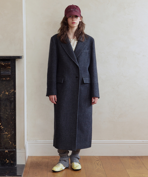 AFTERHOURS(アフターアワーズ)の「TAILORED WOOL COAT V2 (CHARCOAL PIN STRIPE)(チェスターコート・レディース・チャコール・SMALL/MEDIUM)」の2枚目の写真