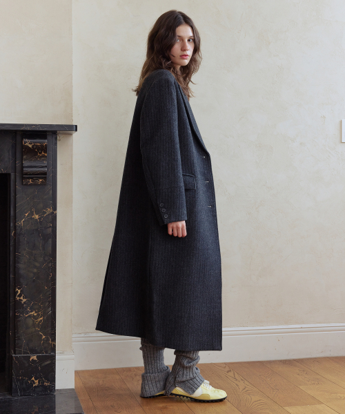 AFTERHOURS(アフターアワーズ)の「TAILORED WOOL COAT V2 (CHARCOAL PIN STRIPE)(チェスターコート・レディース・チャコール・SMALL/MEDIUM)」の3枚目の写真