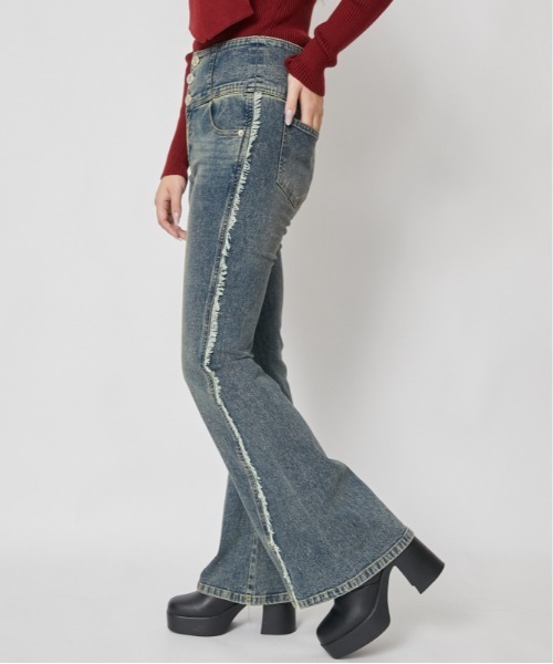 GORGE(ゴージ)の「サイドフリンジ フレアデニムパンツ|全2色(デニムパンツ・レディース・ブルー/ブラック・S/M/L)」の5枚目の写真