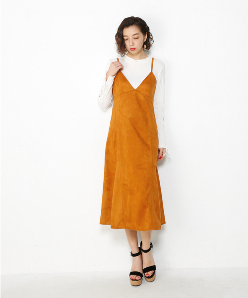 SLY(スライ)の「SUEDE LIKE ロングOP(ワンピース・レディース・ライトベージュ/キャメル・2/1)」の2枚目の写真
