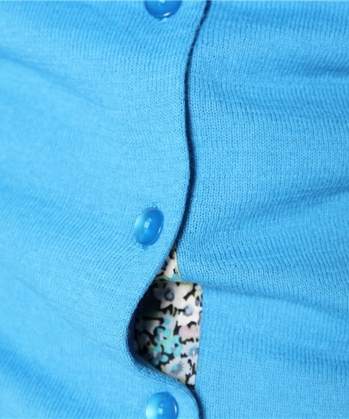 green label relaxing（グリーンレーベルリラクシング）の「SelfWash UV LBTY カーディガン（カーディガン/ボレロ・レディース・ダークグレー/ピンク/ケリー/コバルトブルー/ワインレッド/ロイヤルブルー/イエロー・38/40）」の16枚目の写真