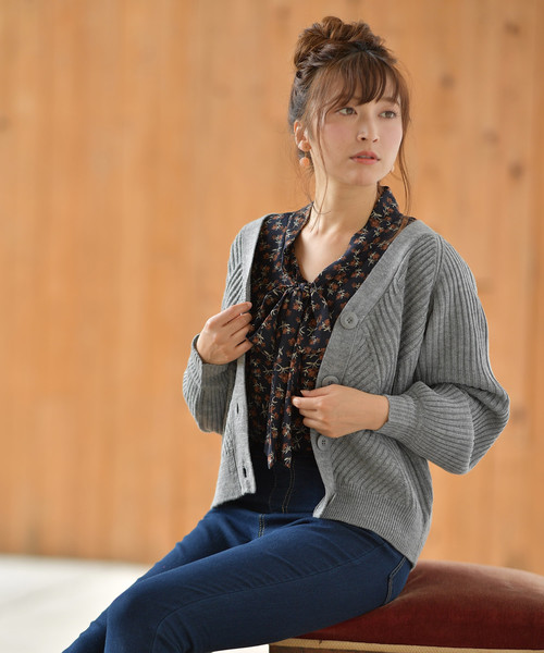 rps(アールピーエス)の「模様編みVネックショートカーディガン(カーディガン/ボレロ・レディース・ブラック/杢グレー/オフホワイト/マスタード・M)」の1枚目の写真