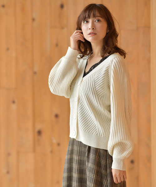 rps(アールピーエス)の「模様編みVネックショートカーディガン(カーディガン/ボレロ・レディース・ブラック/杢グレー/オフホワイト/マスタード・M)」の2枚目の写真