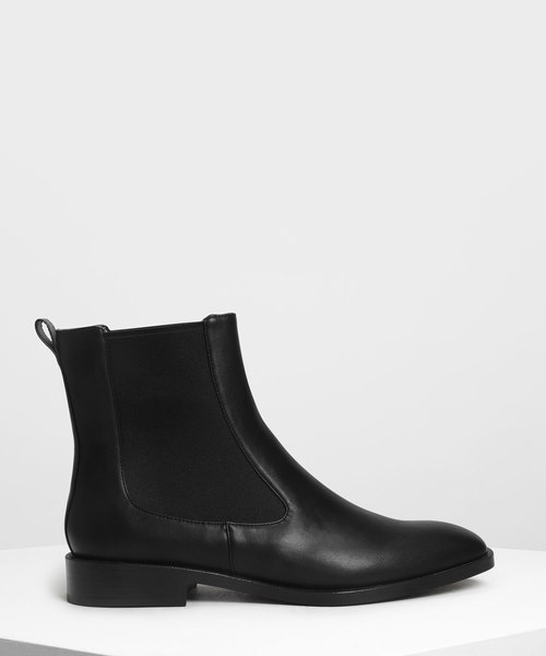 CHARLES & KEITH(チャールズ & キース)の「クラシック チェルシーブーツ / Classic Chelsea Boots(ブーツ・レディース・ブラック/パープル/ライトブラウン・23cm/23.5cm/24.5cm/25cm/25.5cm)」の1枚目の写真