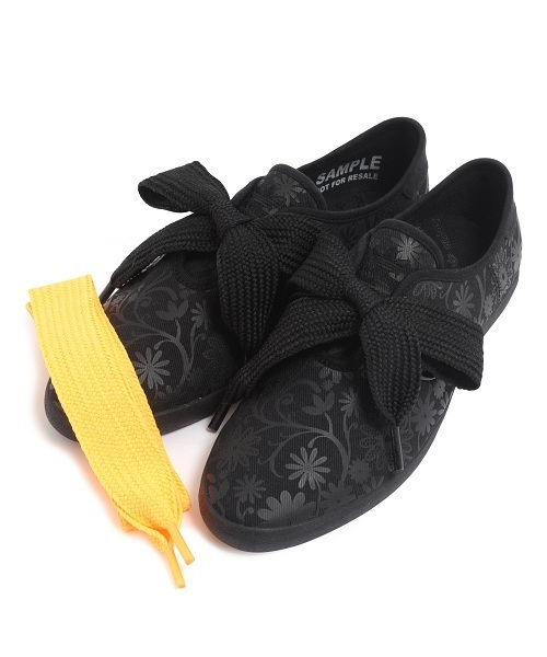 adidas Originals（アディダスオリジナルス）の「日本限定 アディダス オリジナルス リレース フラワー adidas Originals RELACE LOW W FLW（スニーカー・レディース・ブラック/ホワイト・24.5cm/23cm/25cm/24cm/22.5cm/23.5cm）」の2枚目の写真