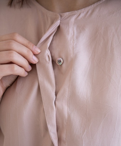 Munich（ミューニック）の「シルキーワッシャーサテン　ヘンリーネックブラウス（シャツ/ブラウス・レディース・ピンク/ブルーグレー/ライトベージュ/ペールイエロー・FREE）」の9枚目の写真