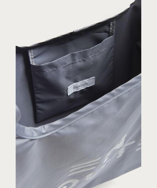 EN ROUTE（アンルート）の「＜EN ROUTE（アンルート）＞×＜YOON HYUP（ユーンヒョプ）＞ロゴ パッカブル エコバッグ（ショルダーバッグ・メンズ・グレー/ブラック/オリーブ・FREE）」の8枚目の写真