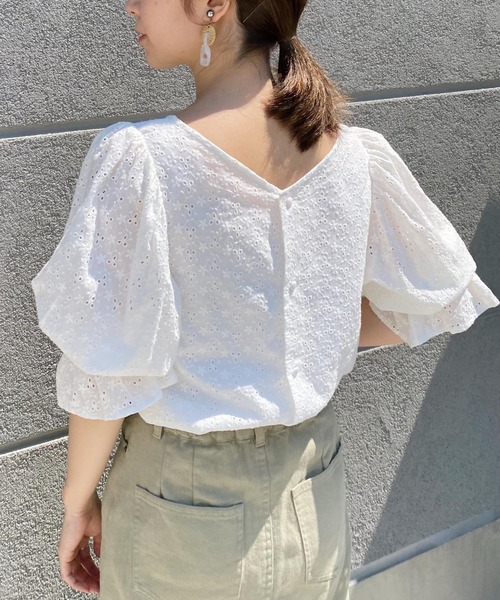 mysty woman（ミスティウーマン）の「ボリュームスリーブ刺繍ブラウス 944722（シャツ/ブラウス・レディース・オフホワイト/ライム/オレンジ系その他3・FREE）」の2枚目の写真