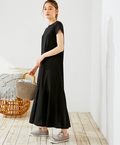 12Twelve Agenda(トゥエルブ アジェンダ)の「バックレースアップマーメイドシルエットロングワンピース(ワンピース・レディース・ブラック/ベージュ・M)」の4枚目の写真