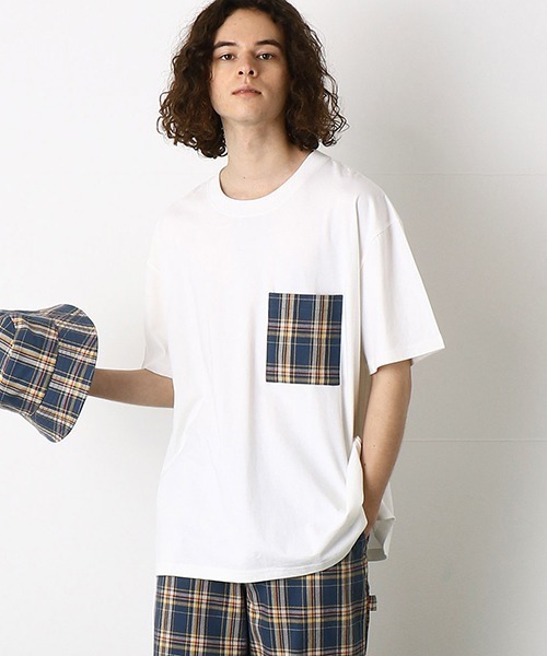 Purple&Yellow（パープルアンドイエロー）の「チェック柄胸ポケット　ワイド半袖Tシャツ（Tシャツ/カットソー・メンズ・グレイッシュベージュ/ホワイト/ネイビー・SMALL/MEDIUM/LARGE）」の2枚目の写真