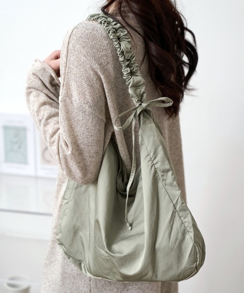 UNE MANSION(ユヌマンション)の「デイリーギャザークロスバック(ショルダーバッグ・レディース・スカイブルー/ブラック/グリーン/アイボリー・ONE SIZE)」の3枚目の写真