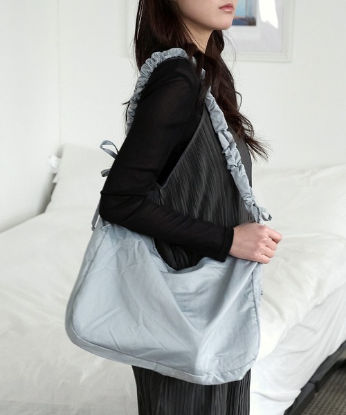 UNE MANSION(ユヌマンション)の「デイリーギャザークロスバック(ショルダーバッグ・レディース・スカイブルー/ブラック/グリーン/アイボリー・ONE SIZE)」の4枚目の写真