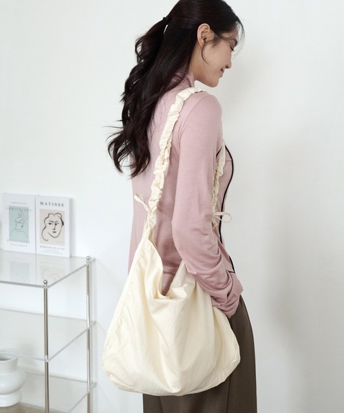 UNE MANSION(ユヌマンション)の「デイリーギャザークロスバック(ショルダーバッグ・レディース・スカイブルー/ブラック/グリーン/アイボリー・ONE SIZE)」の10枚目の写真