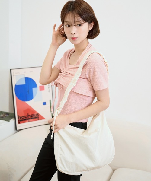 UNE MANSION(ユヌマンション)の「デイリーギャザークロスバック(ショルダーバッグ・レディース・スカイブルー/ブラック/グリーン/アイボリー・ONE SIZE)」の5枚目の写真