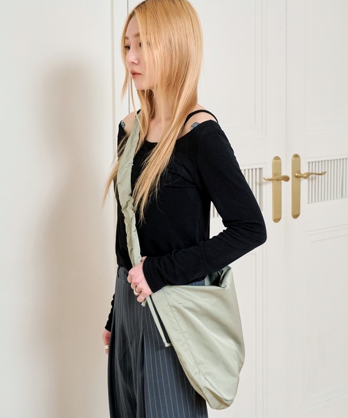 UNE MANSION(ユヌマンション)の「デイリーギャザークロスバック(ショルダーバッグ・レディース・スカイブルー/ブラック/グリーン/アイボリー・ONE SIZE)」の6枚目の写真