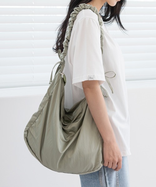 UNE MANSION(ユヌマンション)の「デイリーギャザークロスバック(ショルダーバッグ・レディース・スカイブルー/ブラック/グリーン/アイボリー・ONE SIZE)」の18枚目の写真