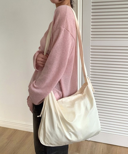 UNE MANSION(ユヌマンション)の「デイリーギャザークロスバック(ショルダーバッグ・レディース・スカイブルー/ブラック/グリーン/アイボリー・ONE SIZE)」の13枚目の写真