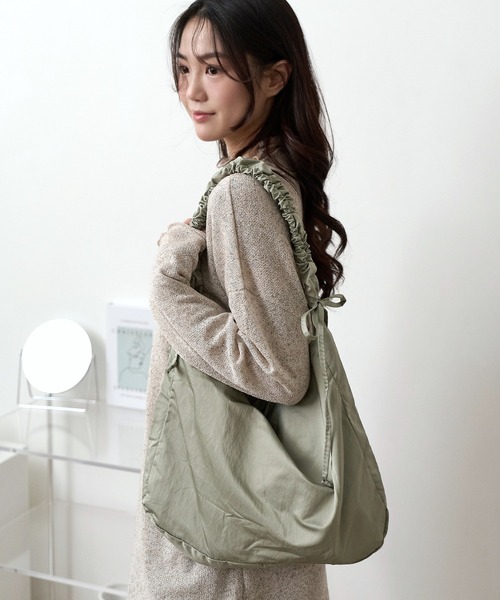 UNE MANSION(ユヌマンション)の「デイリーギャザークロスバック(ショルダーバッグ・レディース・スカイブルー/ブラック/グリーン/アイボリー・ONE SIZE)」の15枚目の写真