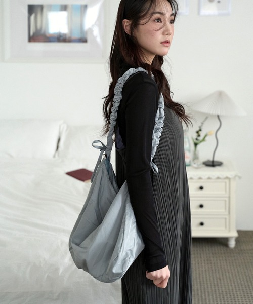 UNE MANSION(ユヌマンション)の「デイリーギャザークロスバック(ショルダーバッグ・レディース・スカイブルー/ブラック/グリーン/アイボリー・ONE SIZE)」の21枚目の写真