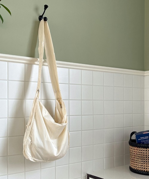 UNE MANSION(ユヌマンション)の「デイリーギャザークロスバック(ショルダーバッグ・レディース・スカイブルー/ブラック/グリーン/アイボリー・ONE SIZE)」の11枚目の写真