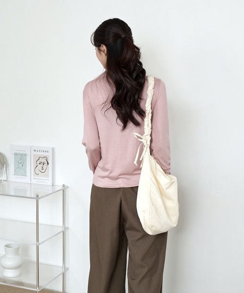 UNE MANSION(ユヌマンション)の「デイリーギャザークロスバック(ショルダーバッグ・レディース・スカイブルー/ブラック/グリーン/アイボリー・ONE SIZE)」の9枚目の写真