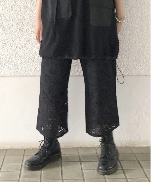 WORLD WIDE LOVE!（ワールドワイドラブ）の「スターカットワークワイドパンツ（その他パンツ・レディース・オフホワイト/ブラック・1）」の2枚目の写真
