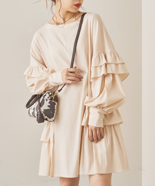 Chico（チコ）の「【新色追加】アシメフリルボリューム袖チュニック（シャツ/ブラウス・レディース・ベージュ/ブラック系その他2/ブラック/アイボリー・FREE）」の2枚目の写真