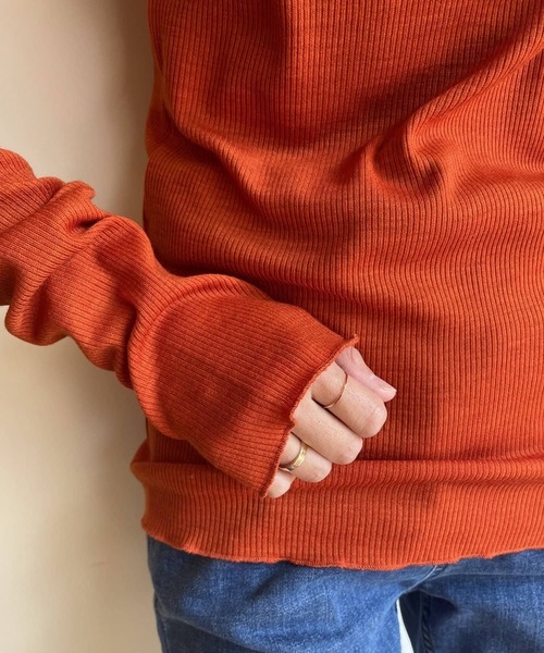 BEARDSLEY（ビアズリー）の「非常に細い糸を使用しウールのチクチク感を抑えたウールテレコハイネック（ニット/セーター・レディース・ホワイト/ブラック/オレンジ・FREE）」の4枚目の写真