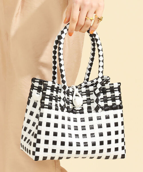 Ray BEAMS（レイビームス）の「BALI WERKSTATTE / Chess Basket Bag（かごバッグ・レディース・ホワイト/イエロー・ONE SIZE）」の2枚目の写真