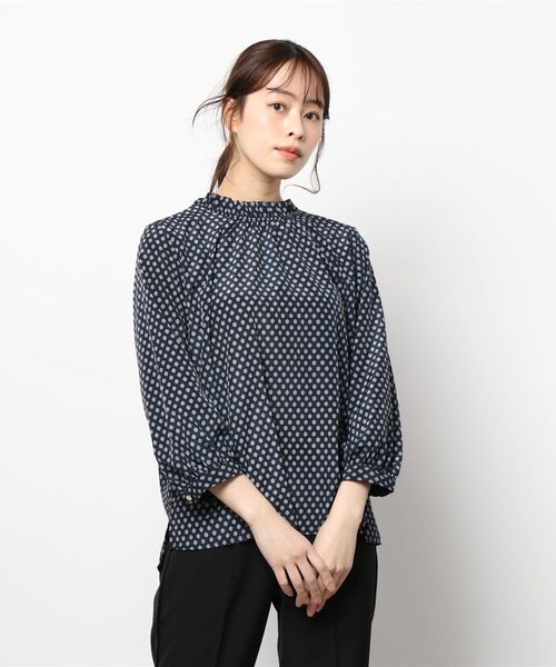 BELLUNA PLUS（ベルーナ）の「シャーリングデザインプリントブラウス（シャツ/ブラウス・レディース・セージグリーン/ホワイト系その他/ストライプ/ネイビー系・MEDIUM/LARGE/X-LARGE）」の13枚目の写真